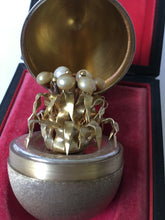 Load image into Gallery viewer, Stuart Devlin Sterling silver egg - Boxed -  Hallmarked - Amazing! Flower #2
