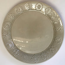 Load image into Gallery viewer, Portmeirion Grey &quot;Totem&quot; plate 25 cm - Designed by Susan Williams-Ellis Made in england
