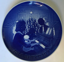 Load image into Gallery viewer, Copenhagen Porcelain B&amp;G Bing &amp; Gröndahl Porzellan Christmas 1971 at home plate limited edition 8000/9071 Jul i Hjemmet
