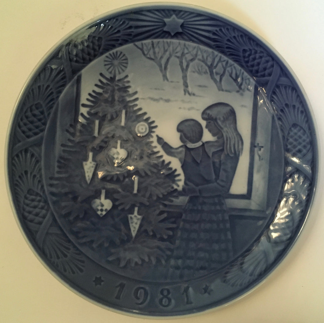 Royal Copenhagen Denmark Kai Lange CHRISTMAS PLATE 1981 Juletraeet Beundres Admiring the christmas tree KL