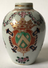 Load image into Gallery viewer, Antique 19th century SAMSON &#39;Chinese export&#39; porcelain Armorial vase / tea caddy
