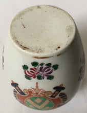 Load image into Gallery viewer, Antique 19th century SAMSON &#39;Chinese export&#39; porcelain Armorial vase / tea caddy
