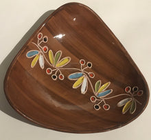 Load image into Gallery viewer, Mid Century Modern 1950s Italian pottery tubelined bowl &#39;Italy 6876&#39; probably by Fratelli Fanciullacci
