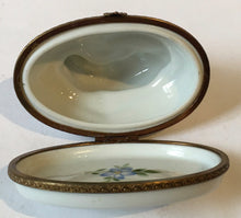 Load image into Gallery viewer, Decor Main Dubarry Limoges France Cat trinket box  Made in France
