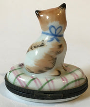 Load image into Gallery viewer, Porcelaine Decoree a la main Paris style Limoges France Cat trinket box Made in France
