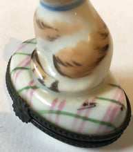 Load image into Gallery viewer, Porcelaine Decoree a la main Paris style Limoges France Cat trinket box Made in France
