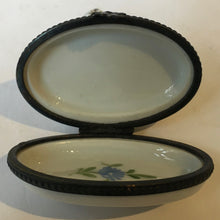 Load image into Gallery viewer, Porcelaine Decoree a la main Paris style Limoges France Cat trinket box Made in France
