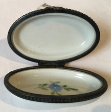 Load image into Gallery viewer, Porcelaine Decoree a la main Paris style Limoges France Cat trinket box Made in France
