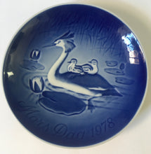 Load image into Gallery viewer, Copenhagen Porcelain B&amp;G Bing &amp; Gröndahl Porzellan More Dag 1978 Mothers&#39; day wall plate 9378

