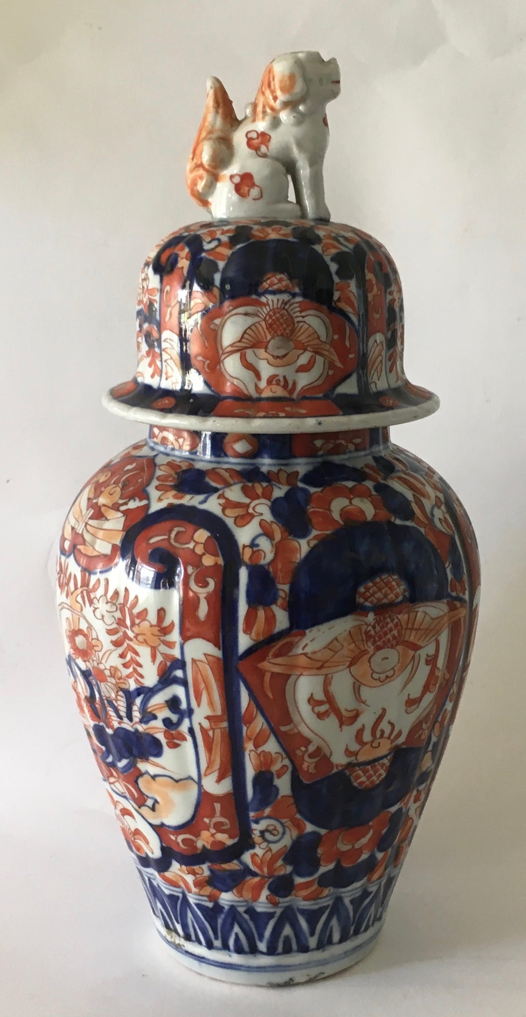 Japanese Imari porcelain Ginger Jar & cover -Foo Dog Finial-  probably 19th century - Hand Painted underglaze blue Red enamel overglaze